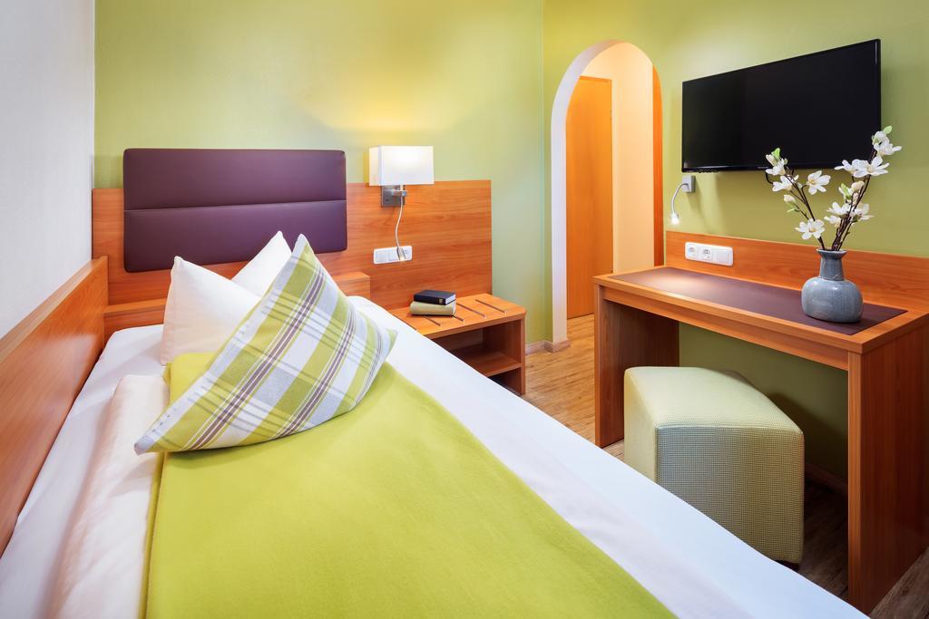 Altstadt-Hotel Zum Hechten Fussen Room photo